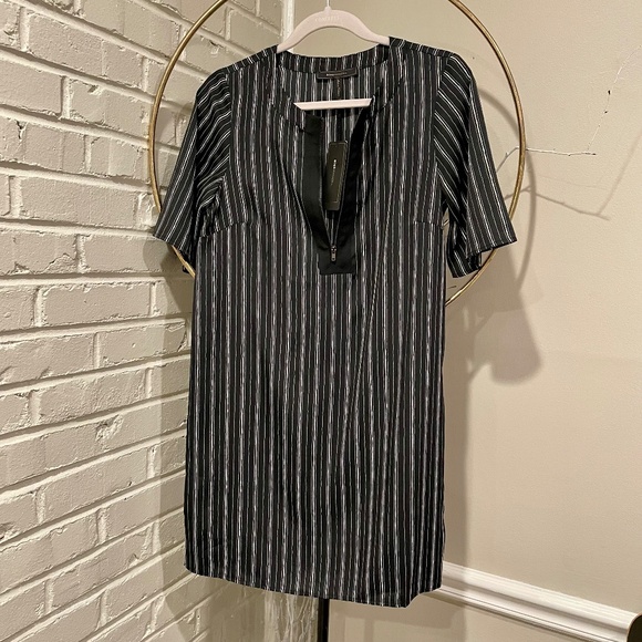 BCBG MaxAzria Tunic Blouse Size XS Black and White. Stylish short-sleeved design - Picture 4 of 9